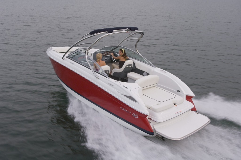 Cobalt’s spectacular 242 shows its style in a run across smooth waters. © Cobalt Boats